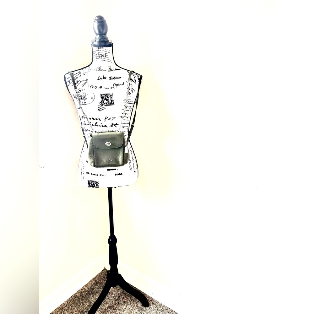 NEW Coach ‘2022 mini back pack/shoulder bag in olive green leather.